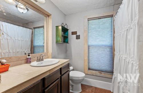 Cozy Farmhouse w Treehouse Fire Pit 1 Mile to Beach Close to Skiing Adventures 1226 - Foto 28