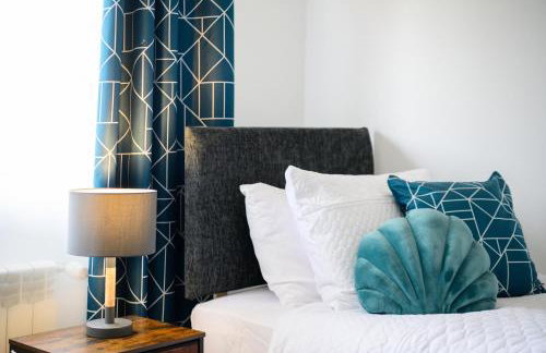 Located in the peaceful NG8 Wollaton , Perfect for Business Trips & Family Holidays or working proffesionals-long term deals, M1 Nearby , Free Parking , Private Garden , 500Mb Wi-Fi , Netflix - Foto 12