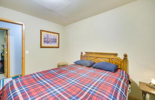 Cozy Birchwood Retreat on UTV Trail with Hot Tub! - Foto 18