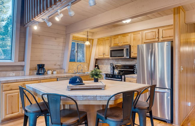 Lundy Bearden Serene Tahoe Retreat With Deck Fireplace and Forest Views - Foto 16