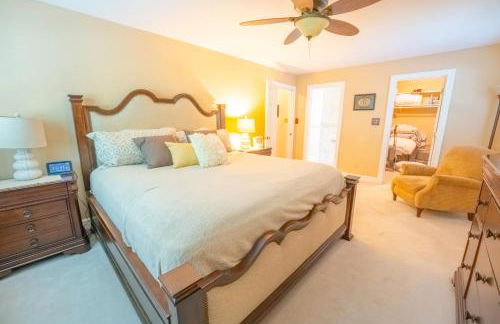 Martinsville Gem - Fireplace, Pets, Near the Park - Foto 19