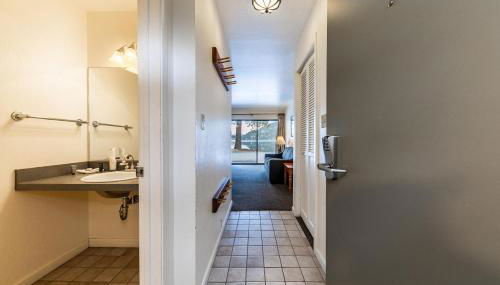 Cozy King Studio w/Lake View #145 at Donner Lake Village - Foto 4