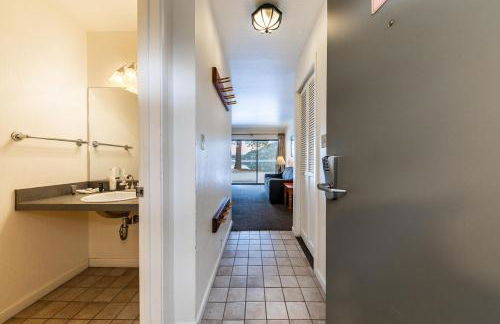 Cozy King Studio w/Lake View #145 at Donner Lake Village - Foto 4