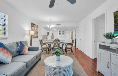 Corner Unit Updated And Near Lobby - Photo 12