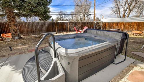 Family Perfect 4BR Home with Hot Tub, Pool Table, Fenced Yard, Cozy Fireplace, Mountain Views, Walkable Neighborhood, Near Parks, Dining, and Adventure - Foto 4