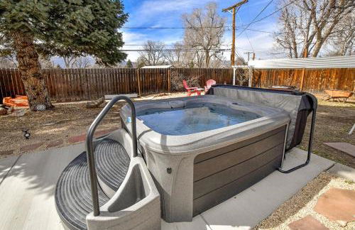 Family Perfect 4BR Home with Hot Tub, Pool Table, Fenced Yard, Cozy Fireplace, Mountain Views, Walkable Neighborhood, Near Parks, Dining, and Adventure - Foto 4