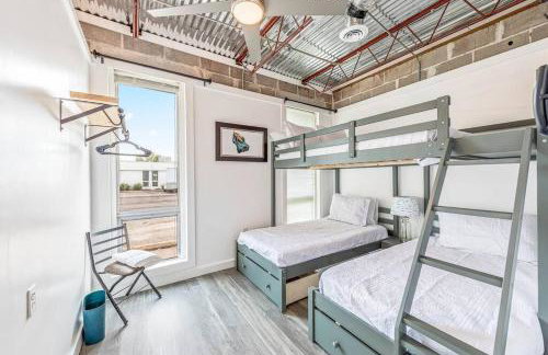 Livin Right Surf Loft: pickleball, basketball, close to the fun - Foto 17