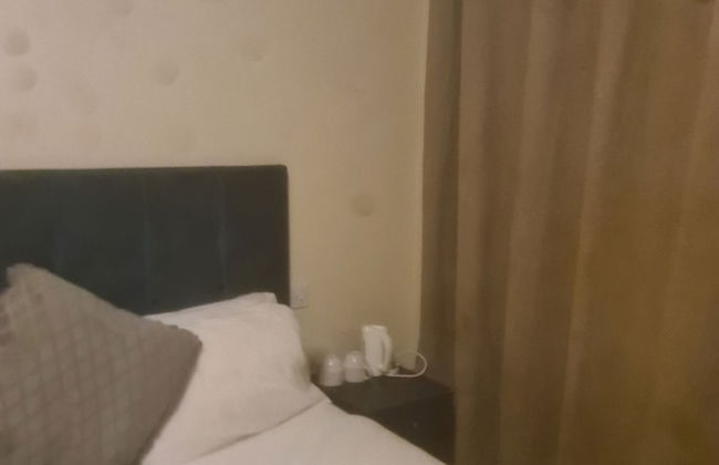 Remarkable 1-bed Apartment in Romford - Photo 2