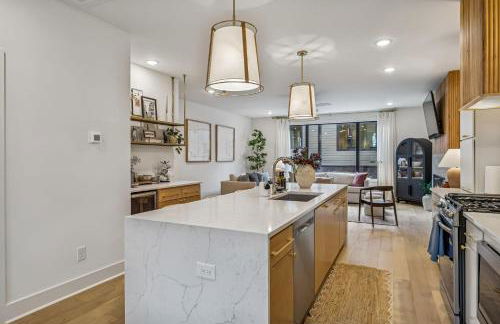 Modern Multi-Level Retreat with Rooftop Hot Tub - Foto 21