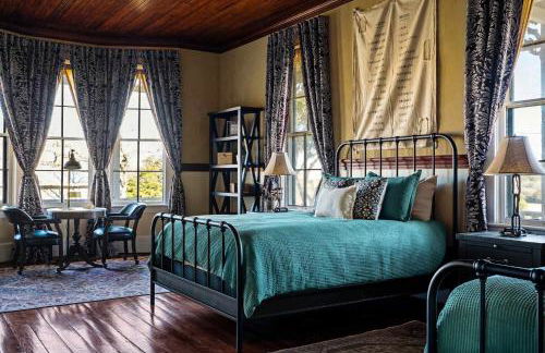 Kingsby Farmhouse - 1BR with 2 Queens & Mountain Views - Photo 13