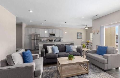 Modern 2BR & 2BA Condo with Garage & Patio - Foto 3