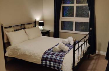 Next to the Palace and Royal Mile with parking - Photo 24