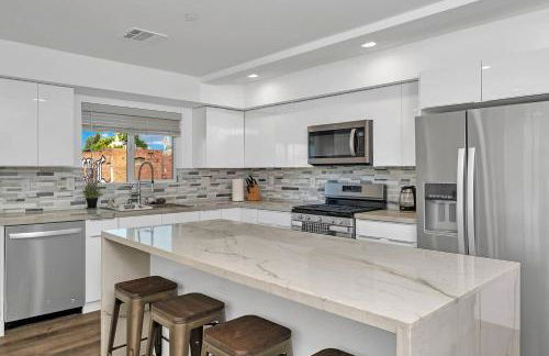 Wonderful 3 Bedroom Home Perfect for Getaway - Photo 3