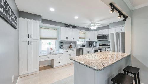 Riverside Retreat: Deck Bar, FirePit, Boat Parking - Foto 2