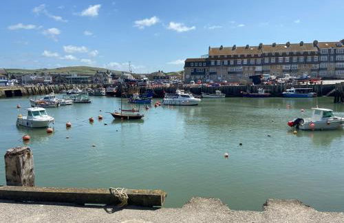 No 3, apartment in the heart of Bridport, Dorset - Photo 39