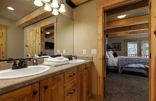 The Moccasin Lodge with Hot Tub and Fire Pit Escape - Foto 26