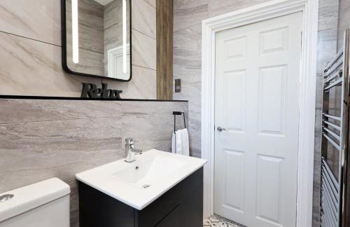 Modern Comfort 4 Bedrooms and Great Location - Foto 25