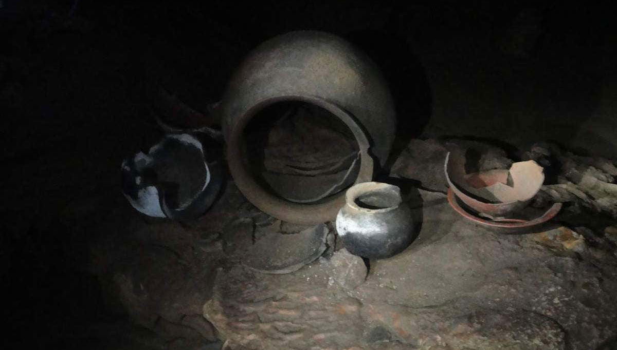 Piezas de cerámica en la Cueva