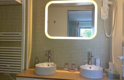 Au cœur du vieux Toulon au calme appartement rénové climatisé confortable étage élevé avec ascenseur proche parking et toutes commodités - Foto 11