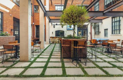 Trendy DT Loft l 2 TV's l Parking l Café - Foto 20