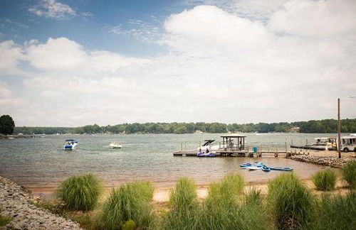 Sapphire Bloom, Boutique Lake Retreat with Hot tub - Foto 9