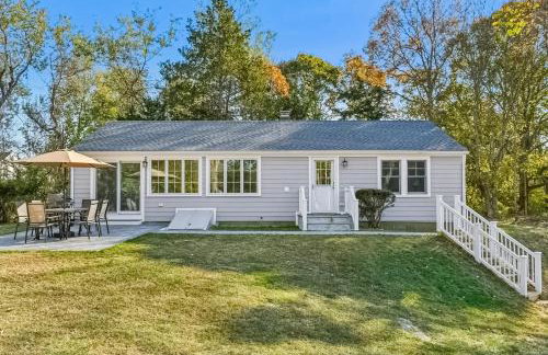 Steps to Beach + Sunset Views! East Marion Home - Foto 26