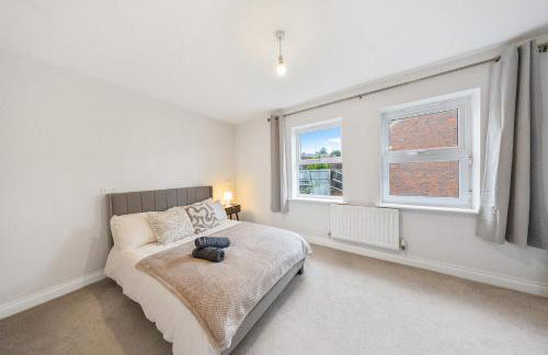 Cozy 2 Bedroom House with Driveway Parking & Garden - Foto 1