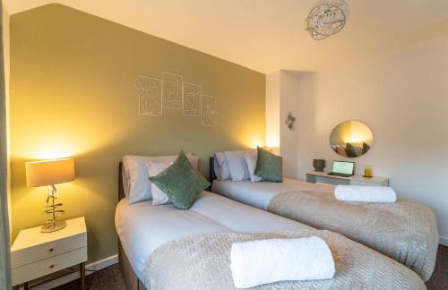 Cosy 3-Bed House With Parking, 5 Mins to QE & Uni - Photo 13