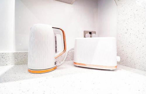 The Eden Suite - 1BR Chic Apt with Luxe Shower, Smart TV & Free Secure Parking in Central High Wycombe HP13, Sleeps 3 - Foto 42