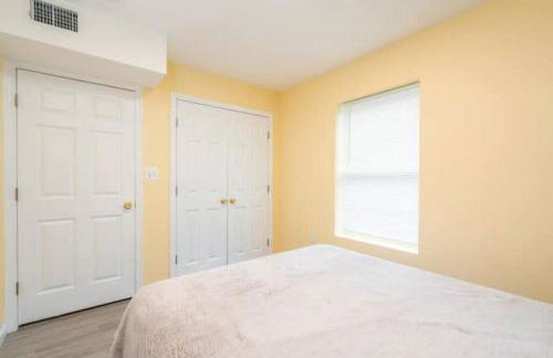 Gorgeous Waterfront 2 Bedroom 1 Bath Modern Home. - Foto 10