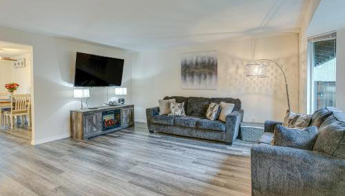 Modern Puyallup Townhome with Backyard and Fireplace - Foto 3