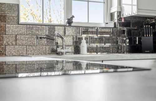 Surrey's Charming Modern Maisonette with Parking - Pass the Keys - Foto 11