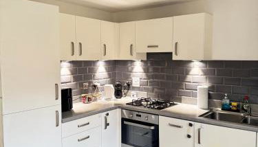 Parkside Luxury 3 bedroom home, 5 min to Ebbsfleet Station and has free Parking - Foto 4