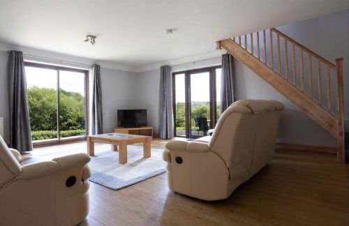 Spacious bungalow with estuary views near Llansteffan - Photo 2