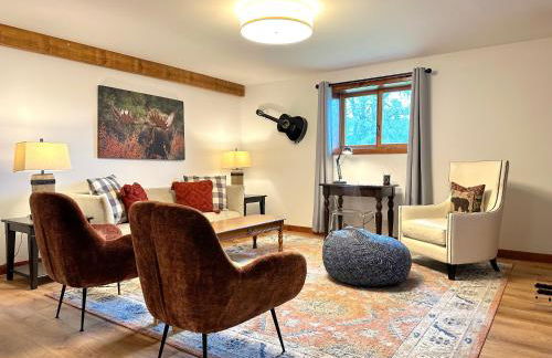 Stylish Mountain Chalet 15mins to Gore Mountain , Large Hot Tub, Playroom & Large Heated Pool - Foto 12