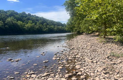 Beautiful River front home with private pool - Foto 44