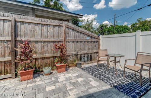 Sleek Jacksonville Gem Perfect for Two - Photo 9