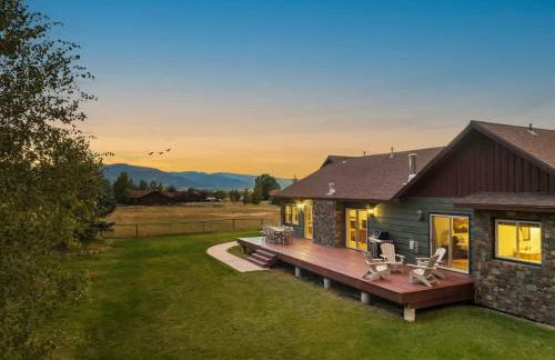 Family Fun Fireplace & Huge Deck - Photo 1