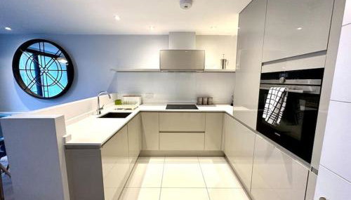 Super Modern New 2 Bedroom Apartment - Next to the Beach - Great Location - Fast WiFi - Smart TV - sleeps up to 4! Close to Purbeck, Corfe Castle, Sandbanks, Poole & Bournemouth - Foto 3