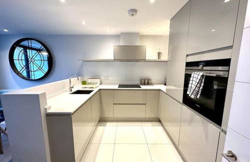 Super Modern New 2 Bedroom Apartment - Next to the Beach - Great Location - Fast WiFi - Smart TV - sleeps up to 4! Close to Purbeck, Corfe Castle, Sandbanks, Poole & Bournemouth - Foto 3