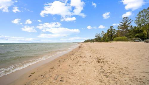 Spacious 4BR Lakefront Cottage - Perfect for Groups - Foto 2