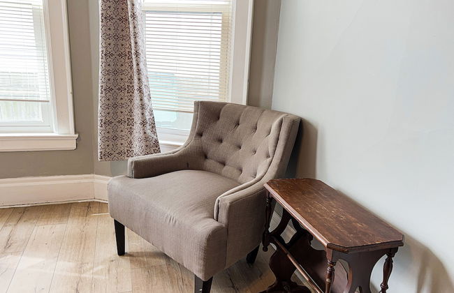 THE 1023 With Private Yard & Parking, Near Falls & Casino by Niagara Hospitality - Photo 2