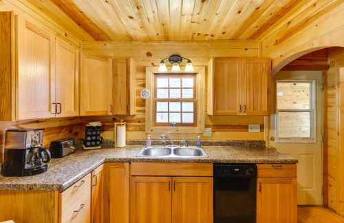 Deadwood Wolf Cabin with Fire Pit and Grill - Foto 7