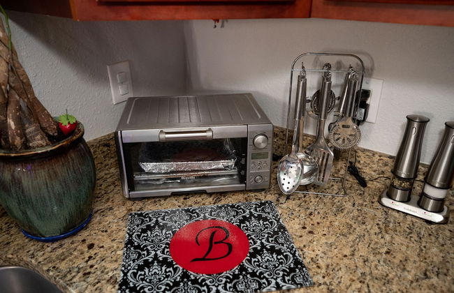 Gorgeous Urban Oasis W/hot Tub, Heated Pool And Private Movie Theater 3 Bedroom Home by RedAwning - Foto 18