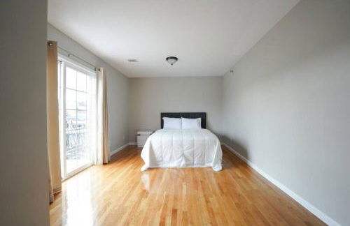 Newark Liberty Brick House - Private Bedroom 1 - Foto 41