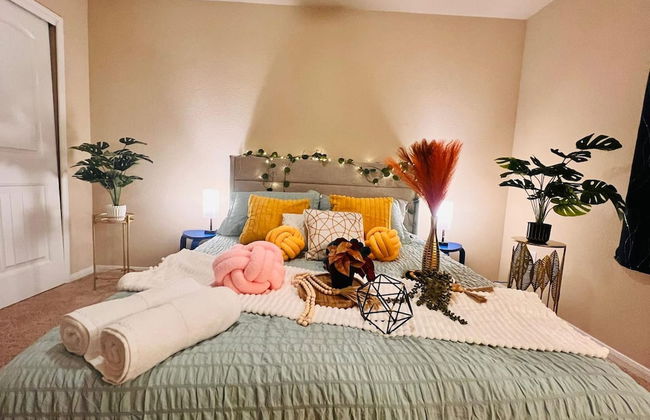 Spacious 4BR Home w Game Room Office Backyard - Foto 14