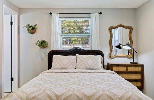 Right at Home Stays - Modern 2BR 2BA with Yard & Fireplace - Foto 12