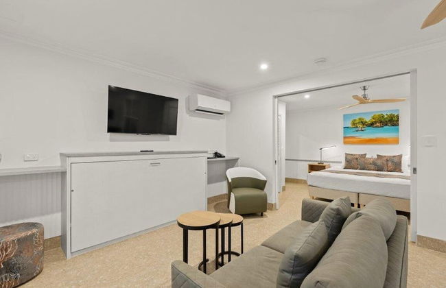 Moonlight Bay Suites - Photo 25