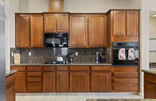 Stylish Silver Falls 4BR KING Master Game Room - Photo 10