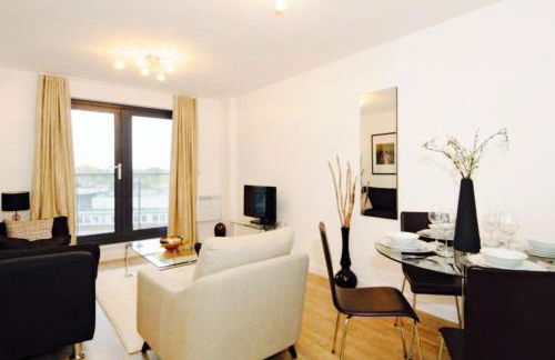 New Central Woking 1 and 2 Bedroom Apartments with Free Gym, close to Train Station - Photo 4